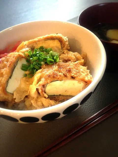 Snapdishの料理写真:豆腐の肉巻きカツの卵とじ丼|やぎさん