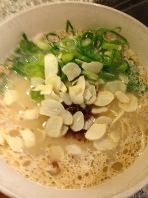 Snapdishの料理写真:味のマルタイ 鹿児島黒豚とんこつラーメン 焦がしねぎ入り|中華蕎麦 銀時さん