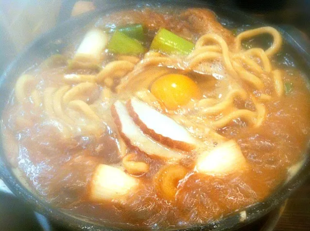 【本日のうまうまランチ】味噌煮込みうどん。今日はクソ寒いんで丁度いいや〜。(ﾟдﾟ)ｳﾏｰ 。|JTKさん