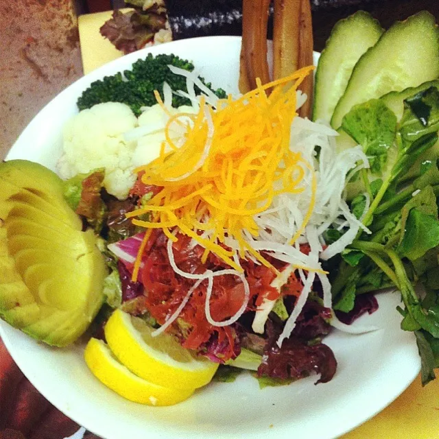 Avocado, seaweed, broccoli, Beets, daikon, carrots salad|m.さん