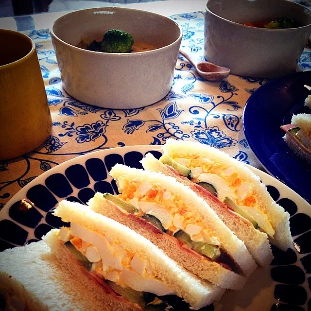 兄弟ランチ♡サンドイッチ＆鮭と野菜たっぷりクリームスープ|hisaminさん