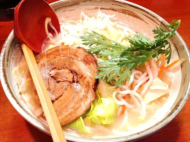 Snapdishの料理写真:鶏白湯塩ラーメン 一口目は薄味におもえるが、最後は濃厚な感じ。また来よう、っと（≧∇≦）|Keitaさん