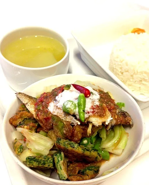 Fried Fish with Thai Spicy Shrimp Paste Salad 🐟🍃😋|Pat Zaaさん