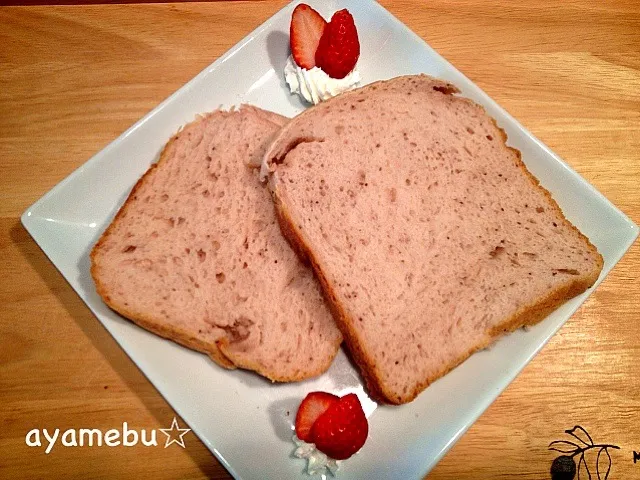 Snapdishの料理写真:☆ももちゃんの 水分は苺だけ〜!!!    いちごで焼く いちご食パン☆|あやめぶさん