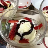 Vanilla ice cream with strawberry n choc sauce|Sonia Sさん