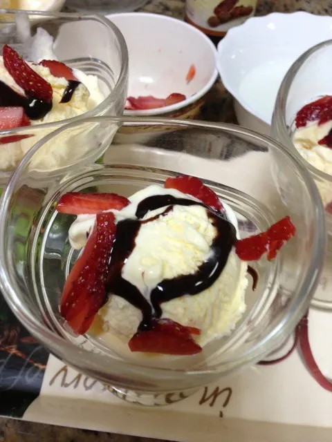 Vanilla ice cream with strawberry n choc sauce|Sonia Sさん