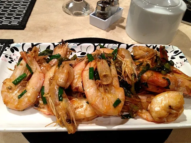 Snapdishの料理写真:Chili basil prawn|yu huangさん