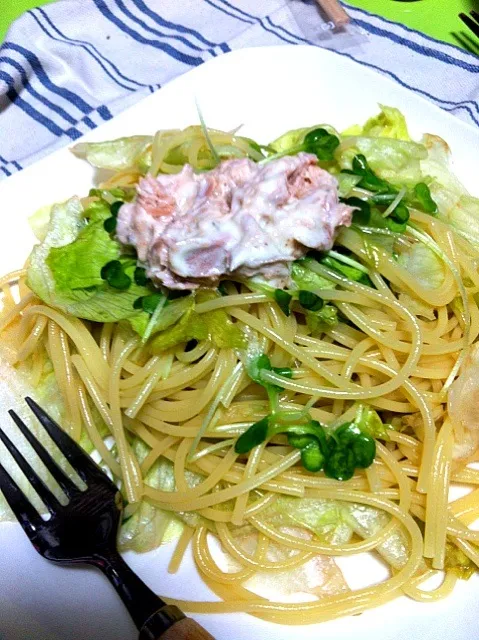 Snapdishの料理写真:かいわれとレタスの和風パスタ|sigiさん