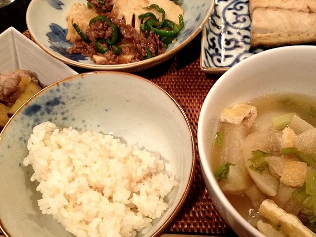 本日和食、カマス干物、チンジャオロース、さつまいもと鶏肉の煮物、蕪のとろとろ煮、ごはん。|松浦有里さん