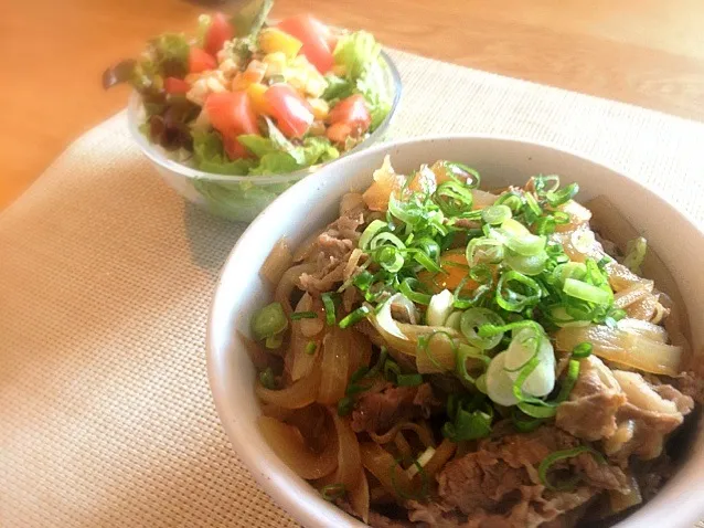 牛丼🍚サラダ付き🍅😊|Pokotaさん