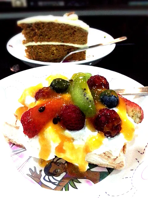 Pavlova and Carrot Cake for Dessert tonite! slurp!!|suriatiさん