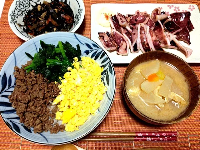 三色そぼろ丼、烏賊のねぎ塩炒め、ひじきの煮物、お味噌汁♡|yuiさん