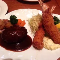 Snapdishの料理写真:ハンバーグ & エビてんぷら|suzeさん