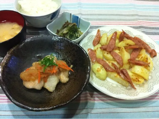 胸肉から揚げおろし醤油・ジャーマンポテト・水菜とキノコ煮浸し・大根と油揚げ味噌汁|まーままさん