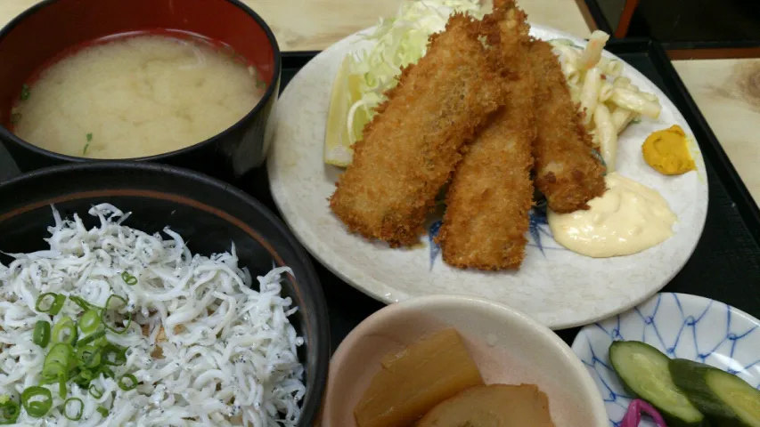 Snapdishの料理写真:【沼津港 むすび屋】釜あげしらす丼と太刀魚のフライ|うめロクさん