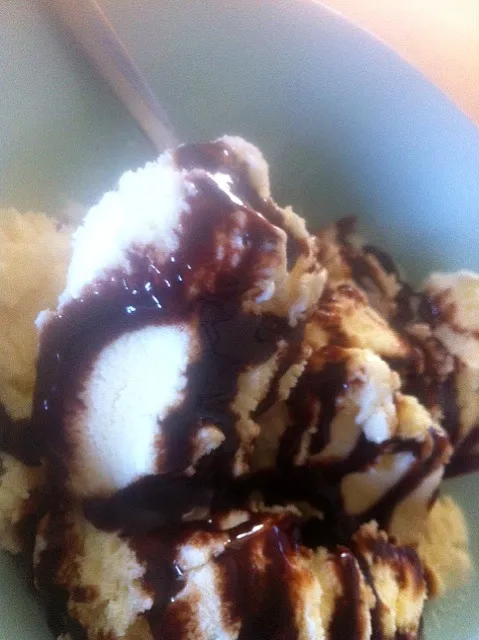 Vanilla ice cream with chocolate sauce😛😋|hannahさん