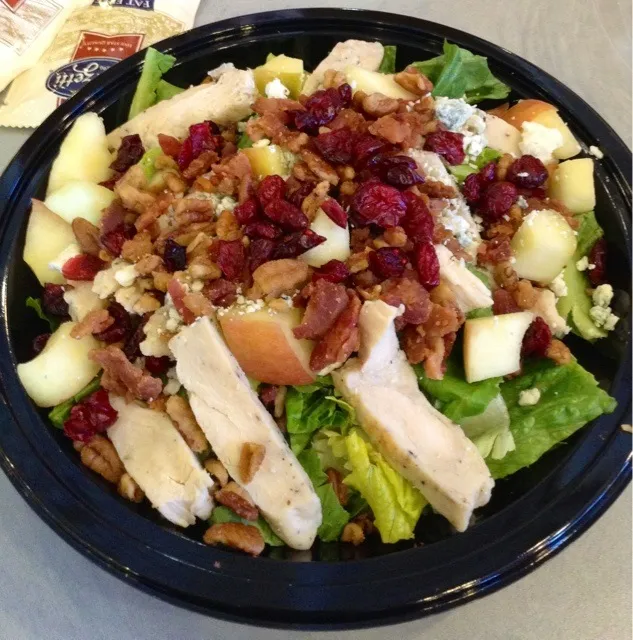 Chicken Harvest Salad - All-White Meat Chicken - Sweet Red Apples - Honey Roasted Pecans - Tart Cranberries - Crispy Bacon - Shredded Romaine Lettuce - Blue Che|Romeoさん