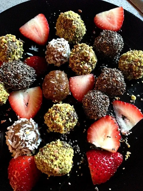 Raw date and walnut truffles with flaxseed and coconut. Also featuring strawberry, pistachio, coconut flakes and chia seeds :)|georgianaさん