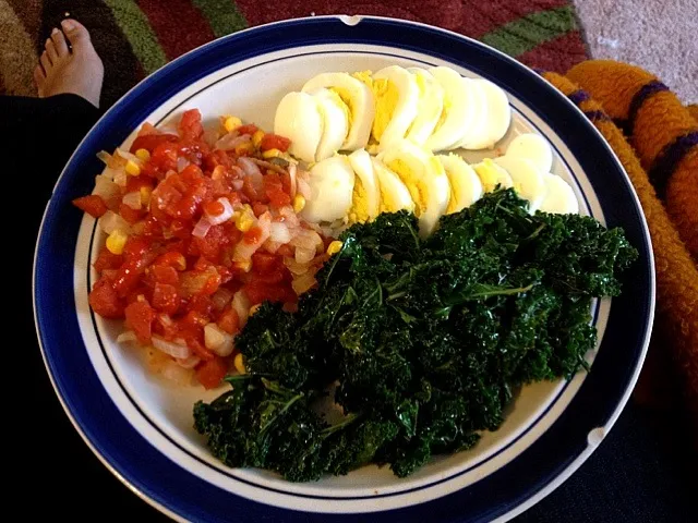 Healthy breakfast- kale, veggie medley and boiled eggs|ashleyさん