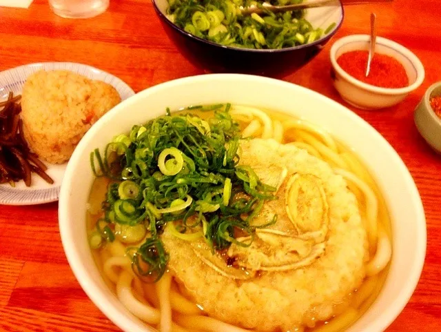 ごぼう天うどんとかしわ握|さヴァさん