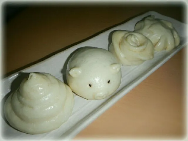 shaping the buns.. 'poop', piggy, rose, windmill... :-)|Asti 🌸🌸さん