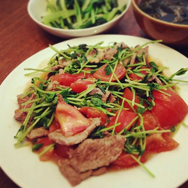 Snapdishの料理写真:牛肉とトマトと豆苗のにんにく醤油炒め、小松菜と胡瓜のナムル、わかめスープ|カヨさん