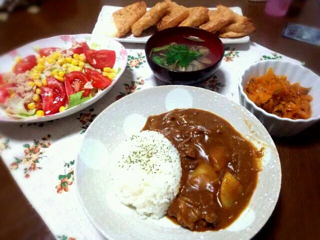 カレー、サラダ、あさりのお吸い物、三角油揚げ|manapさん