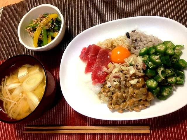 玄米と雑穀米のねばとろ丼☆小松菜とパプリカの塩麹炒め☆かぶと長ネギの味噌汁|machikoさん