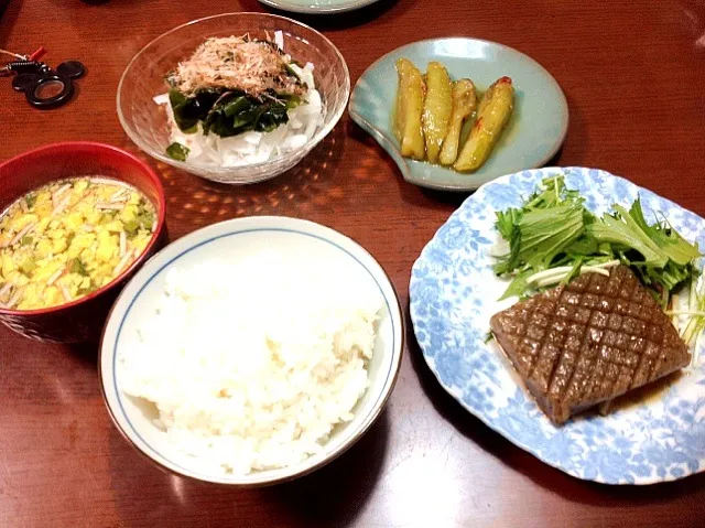 Snapdishの料理写真:健康夕食   コンニャクステーキ&ナスの煮浸し&オニオンスライス＋ワカメ&かき卵スープ|tetuyaさん