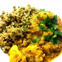 バーターチキン、カシューナッツカレー with 香菜アンド緑豆炊き込み玄米です。Succulent butter chicken cashew nut curry ad fresh cilantro with mung bean brown rice.|Loren Fykesさん