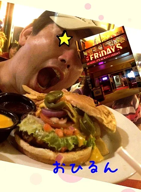 Snapdishの料理写真:🇺🇸FRIDAYSのでかいハンバーガー😊|おひるごはんさん