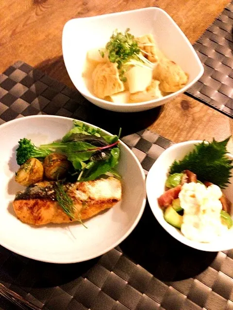 サーモンの醤油糀ムニエル🐟大根とがんもの煮物💛鮪とアボカドのやまかけ🍀|まみりんごさん