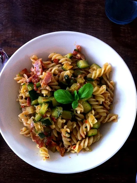 Pasta pesto met courgette en pancetta.|petitさん