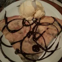 Crepe de banana com chocolate, queijo, cobertura de chocolate e castanha servido com sorvete de creme.|Andrezza Meloさん