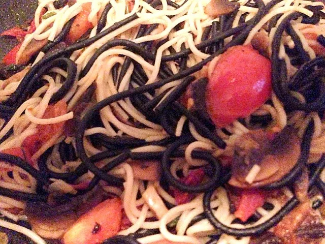 Cuttlefish pasta with champignons, cherry tomatoes and spices|madalinaさん