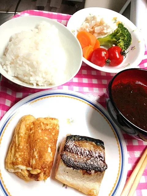 Snapdishの料理写真:塩鯖と卵焼きの朝ごはん。昨日、ご飯を炊きました|ハルさん