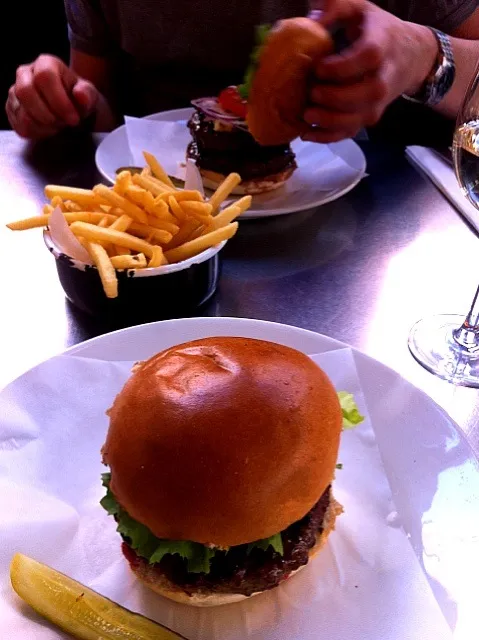 Classic burger, fries and double classic burger on the top|Fredさん