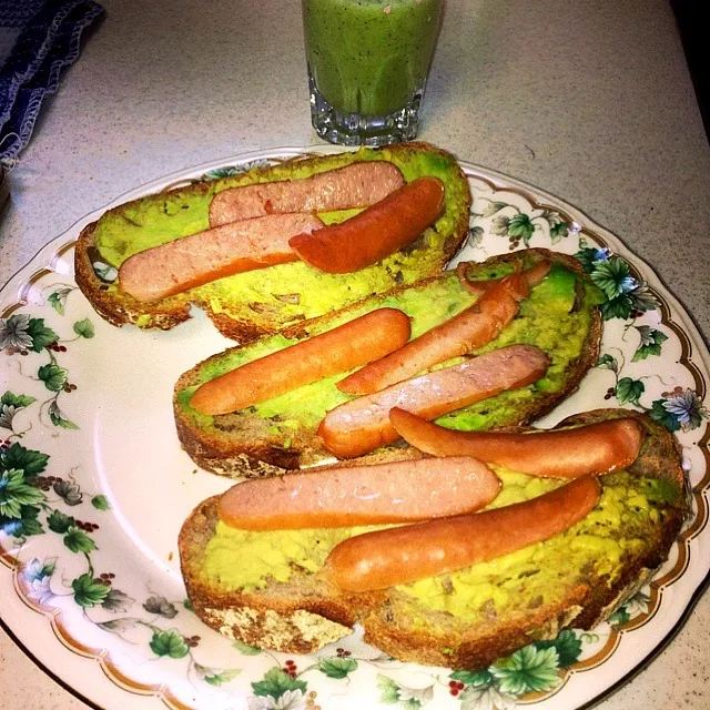 Toast of an avocado  on this morning & green smoothie|OHaru🎀さん