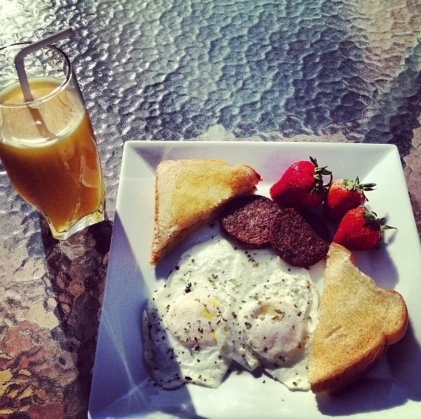 #Breakfast #OrganicEverything Sausage,Strawberries, Toast, Eggs Over Medium|Curt Chillさん