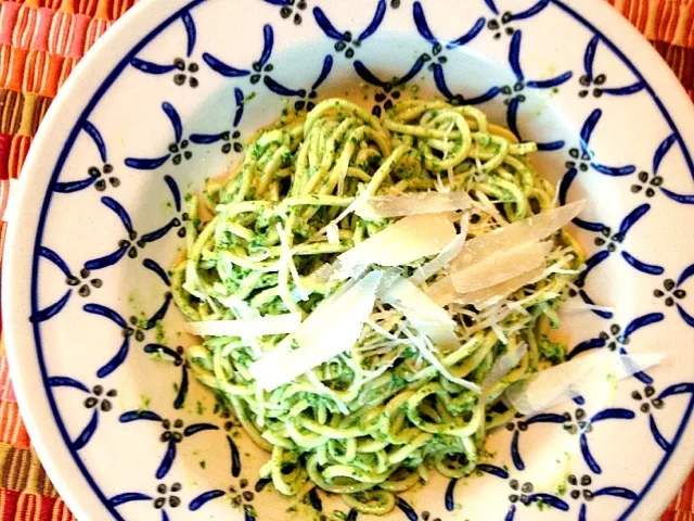 basil pesto and homemade spaghetti|Matthew Cashenさん