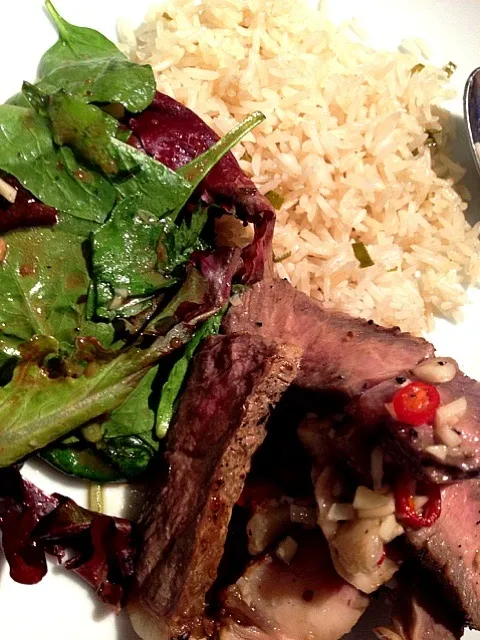 Mizuna and mesclun salad with balsamic dressing, sliced ribeye dressed with Thai style sauce and chicken rice|Ong Sor Fernさん