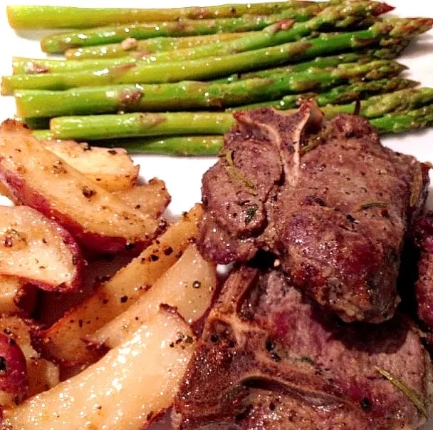 Broiled Lamb Chop Loins, Roasted Redskin Potatoes & Asparagus|Curt Chillさん