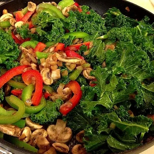 Fresh Organic Kale sautéed w/ fresh garlic, onions, shallots and mushrooms|Curt Chillさん