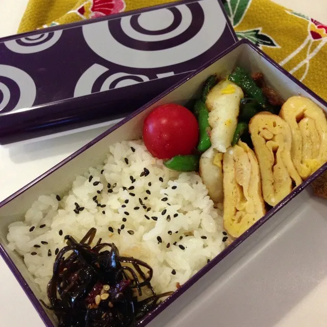 Snapdishの料理写真:普通のお弁当。畳んだたけの卵焼き、ピーマンと豚バラのおかか醤油炒め、じゃがコーンのお焼、手作りした昆布とドライトマトの佃煮。|Kumi Kaseya-Yokooさん