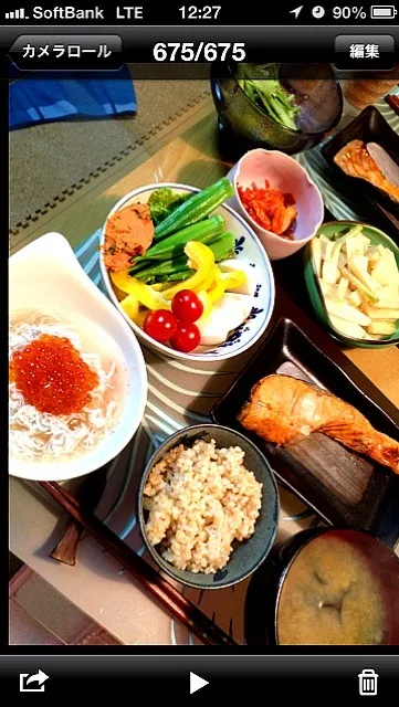 Snapdishの料理写真:親子定食！   紅鮭の塩焼き、イクラ＆シラスおろし、サラダ、ウドの酢味噌和え、キムチ、玄米、しめじのお味噌汁|Tomokoさん