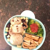 Snowman Bento w/ broccoli, tamagoyaki, onigiri snowman surrounded by dried plums and cheese, fermented tofu.|cynthiaさん