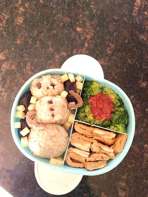 Snowman Bento w/ broccoli, tamagoyaki, onigiri snowman surrounded by dried plums and cheese, fermented tofu.|cynthiaさん