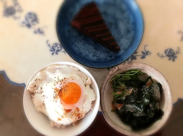 Eggs and seaweed.|Comer Ruyeeさん