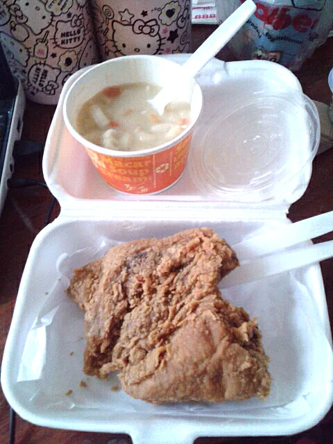 macaroni soup and chickenjoy from Jollibee|fiona leukaさん