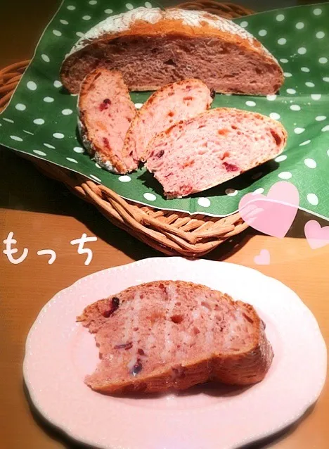 momomurasakiさんのなんと水分は苺だけ〜!!!    いちごで焼く いちご食パン|もっちさん